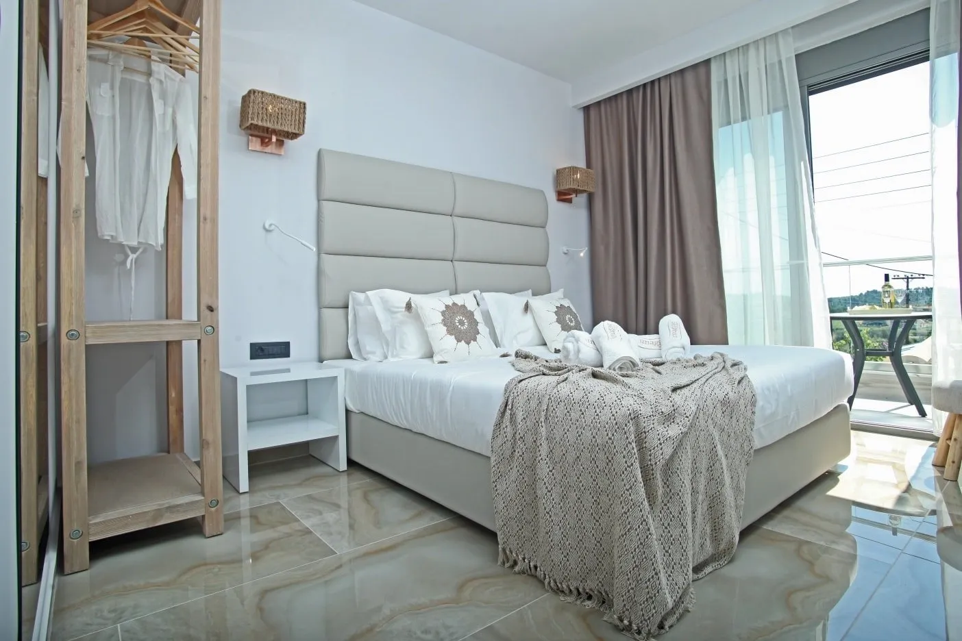 Tiara Holidays - Imagine Studios - Comfort Double Top Floor - bedroom